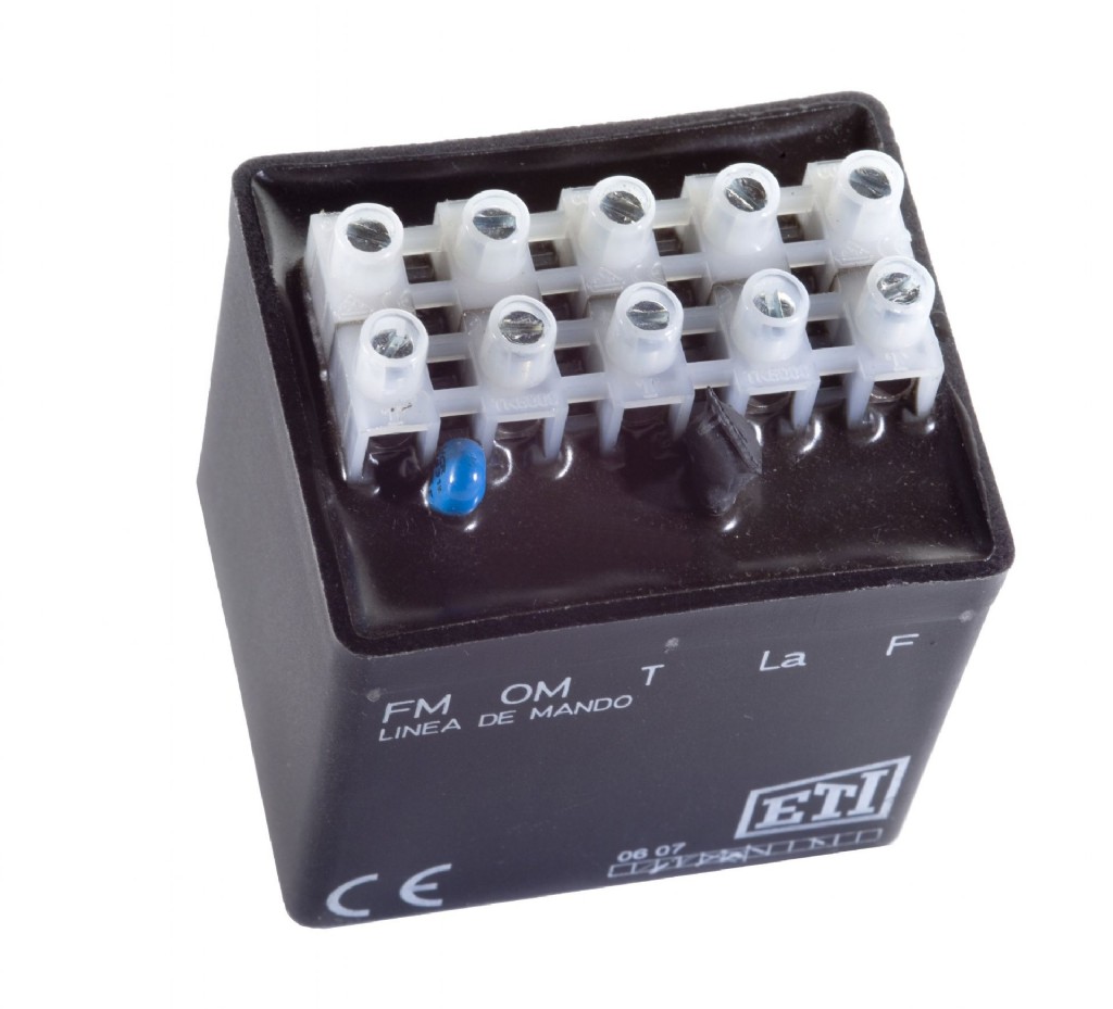 Venta/distribuidor/mayorista de conectores de tornillo para uso en placas de circuito impreso.